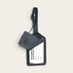 Identificador de equipaje OLKI Huasco en cuero natural negro con solapa protectora y correa ajustable