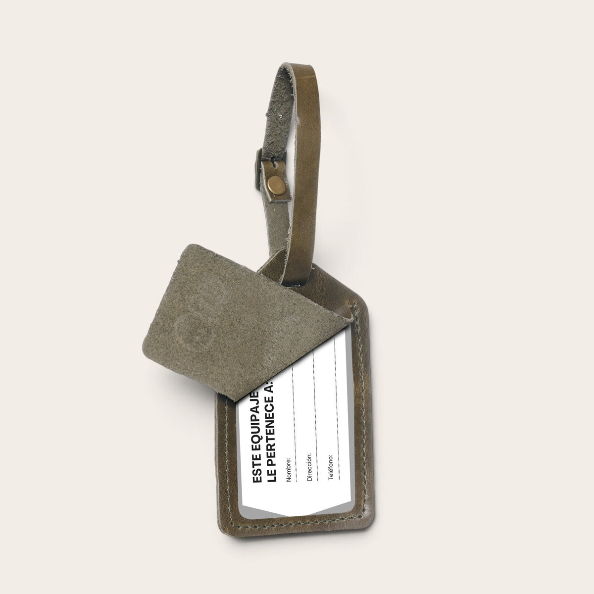 Identificador de equipaje OLKI Huasco en cuero natural color verde con solapa protectora y correa ajustable
