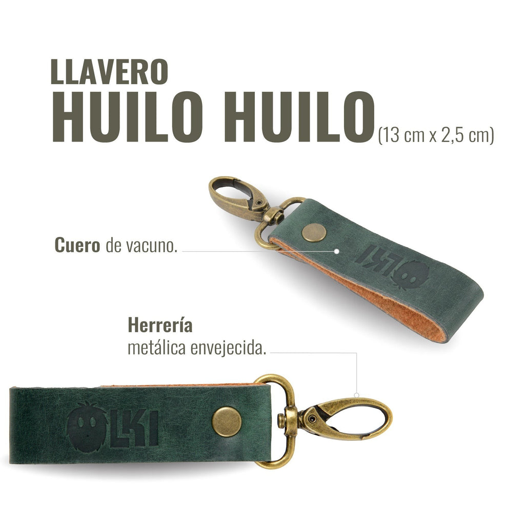 Llavero OLKI Huilo Huilo de cuero verde oscuro con herrajes envejecidos y mosquetón. Mide 13 cm x 2,5 cm.