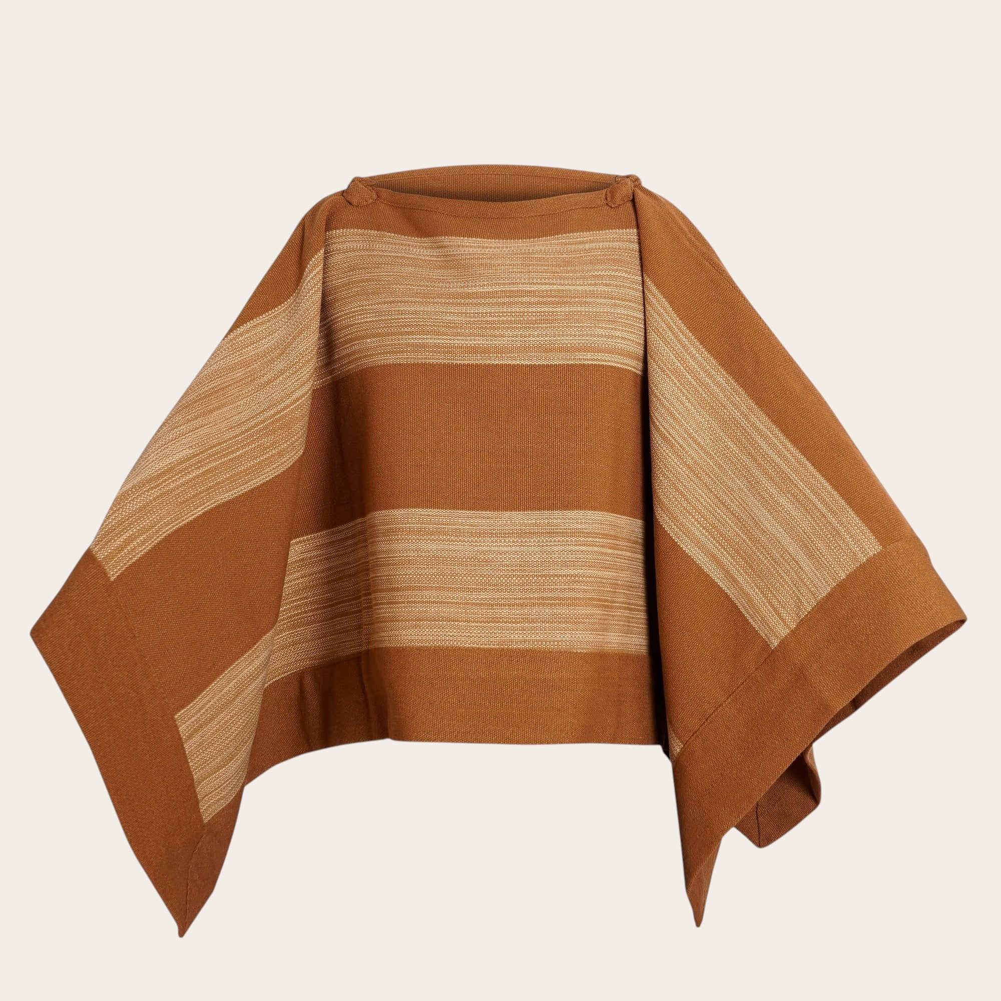 Poncho OLKI de lana 100% natural, tejido en telar, color castaño con rayas claras. Diseño grueso y térmico.