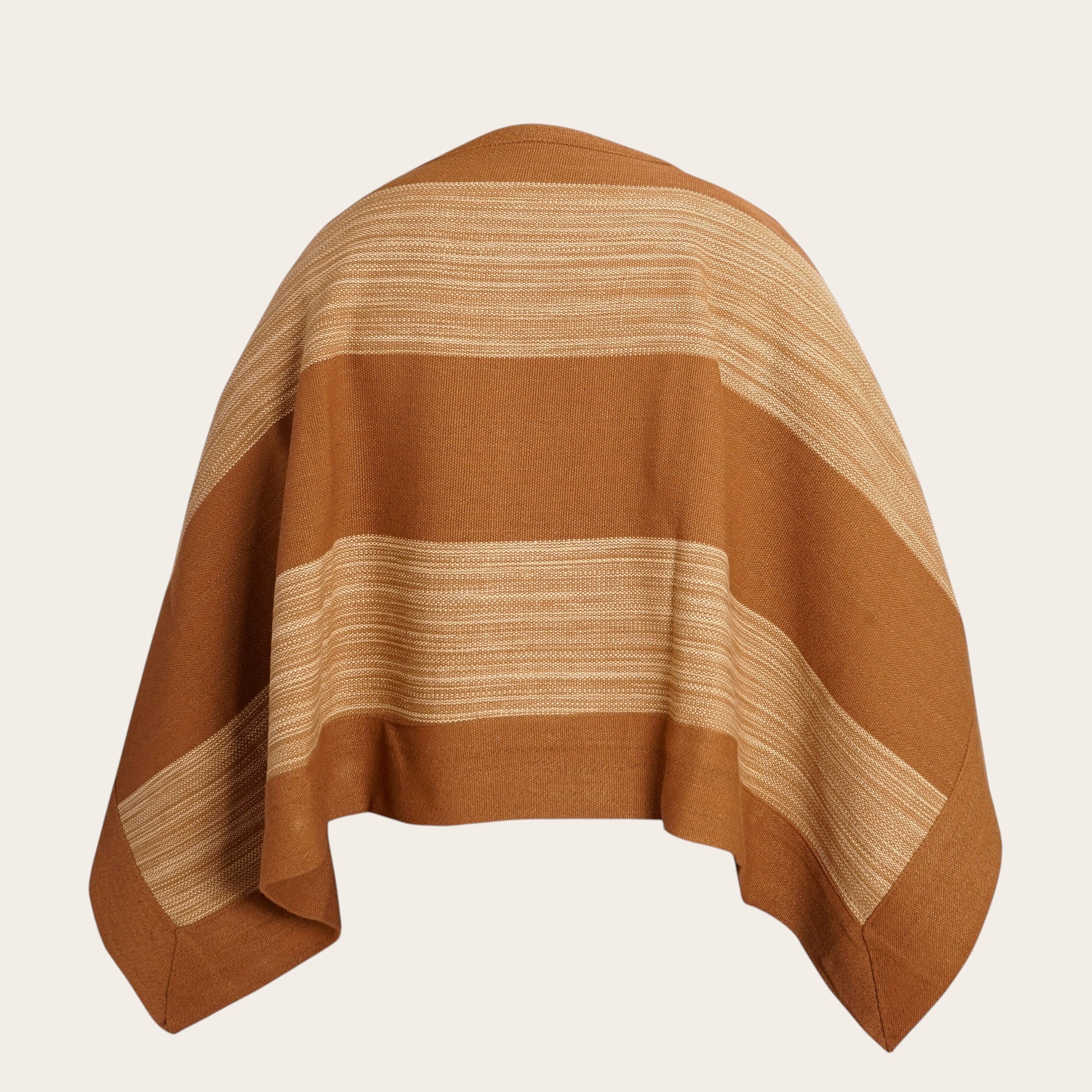 Poncho OLKI de lana 100% natural, color castaño con rayas finas y gruesas, tejido compacto y térmico.