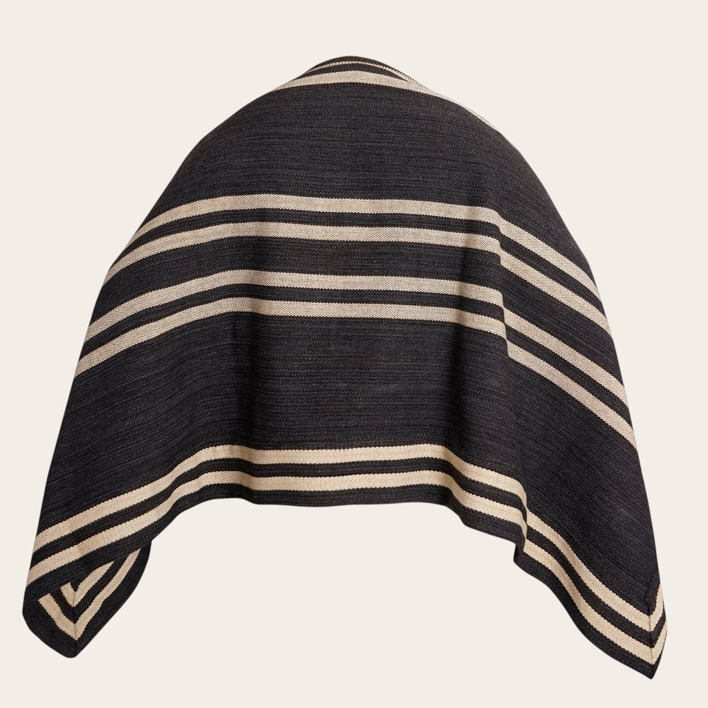 Manta clásica de lana OLKI en negro con rayas color crema, tejida a mano, ideal para climas fríos.