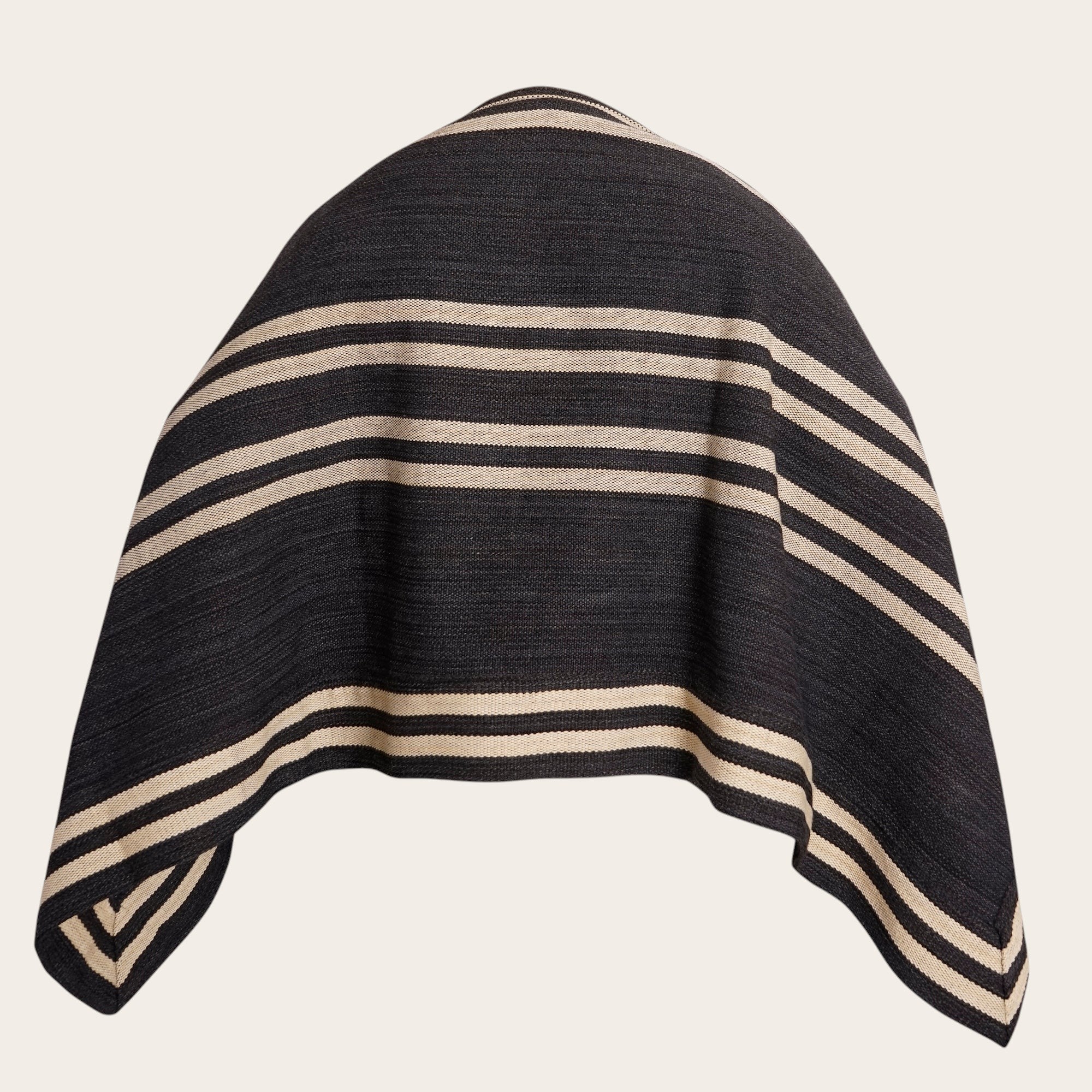 Manta clásica de lana OLKI en negro con rayas color crema, tejida a mano, ideal para climas fríos.