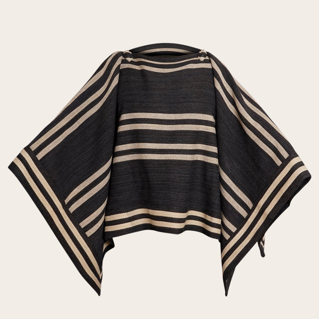 Manta OLKI de lana negra con rayas beige, tejida a mano, ideal para clima frío.