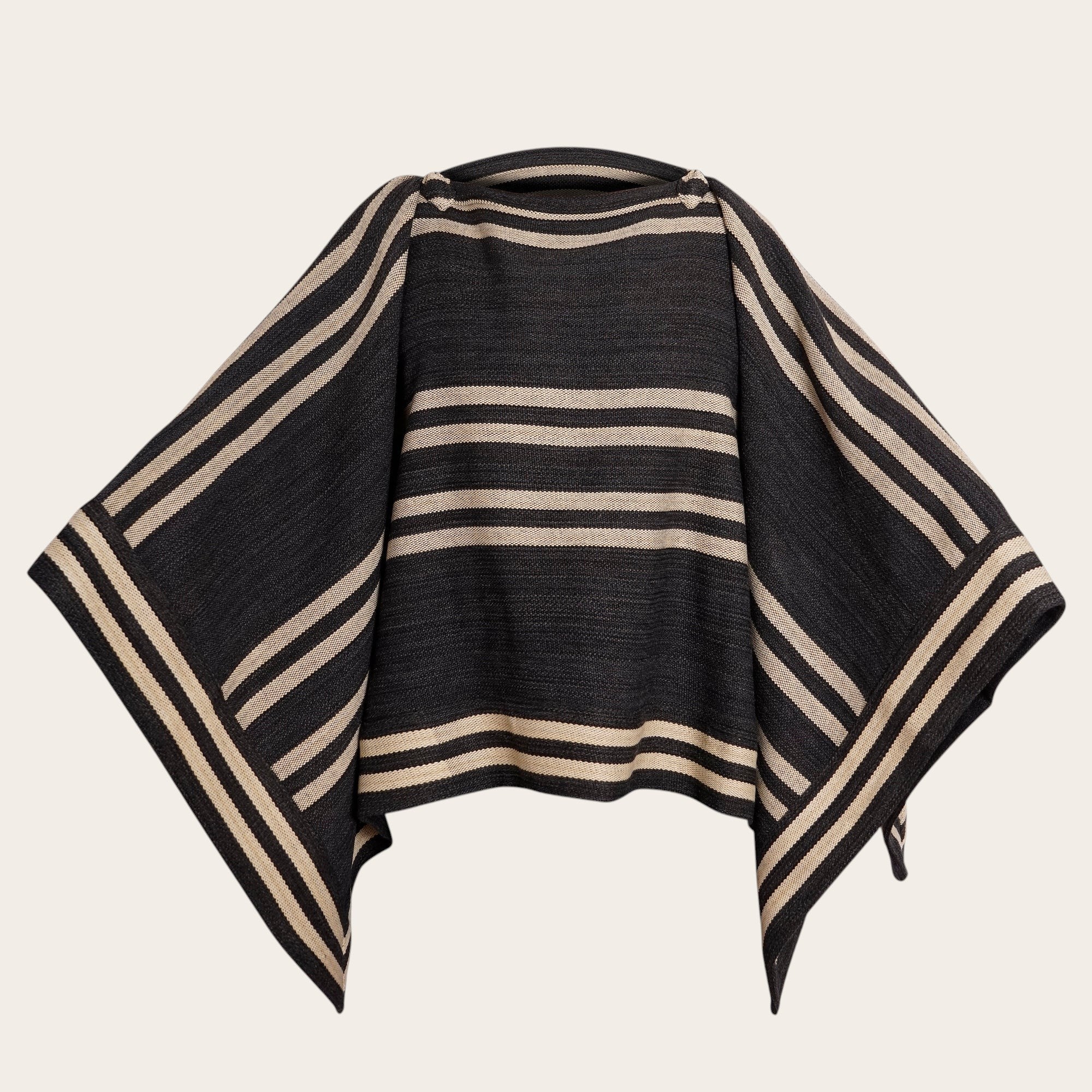 Manta OLKI de lana negra con rayas beige, tejida a mano, ideal para clima frío.
