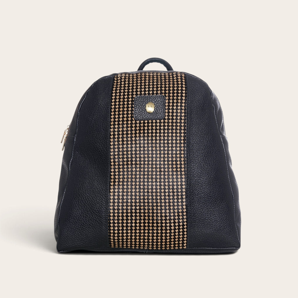 Mochila OLKI Carahue de cuero negro con panel central estampado de cuadros y detalle de broche metálico dorado