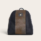 Mochila OLKI Carahue de cuero negro con panel central estampado de cuadros y detalle de broche metálico dorado