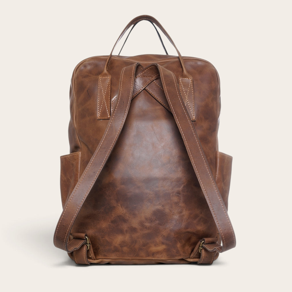 Mochila OLKI Caliboro de cuero natural color café con correas ajustables y diseño compacto