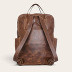 Mochila OLKI Caliboro de cuero natural color café con correas ajustables y diseño compacto