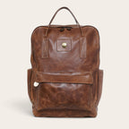 Mochila OLKI Caliboro de cuero natural color café con diseño compacto, bolsillo frontal y asas superiores.