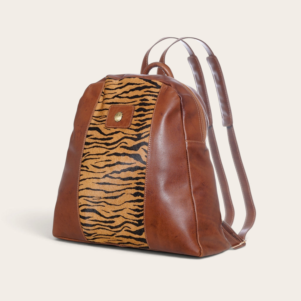 Mochila OLKI Carahue de cuero color castaño con panel central estampado animal print y correas ajustables