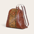Mochila OLKI Carahue de cuero color castaño con panel central estampado animal print y correas ajustables