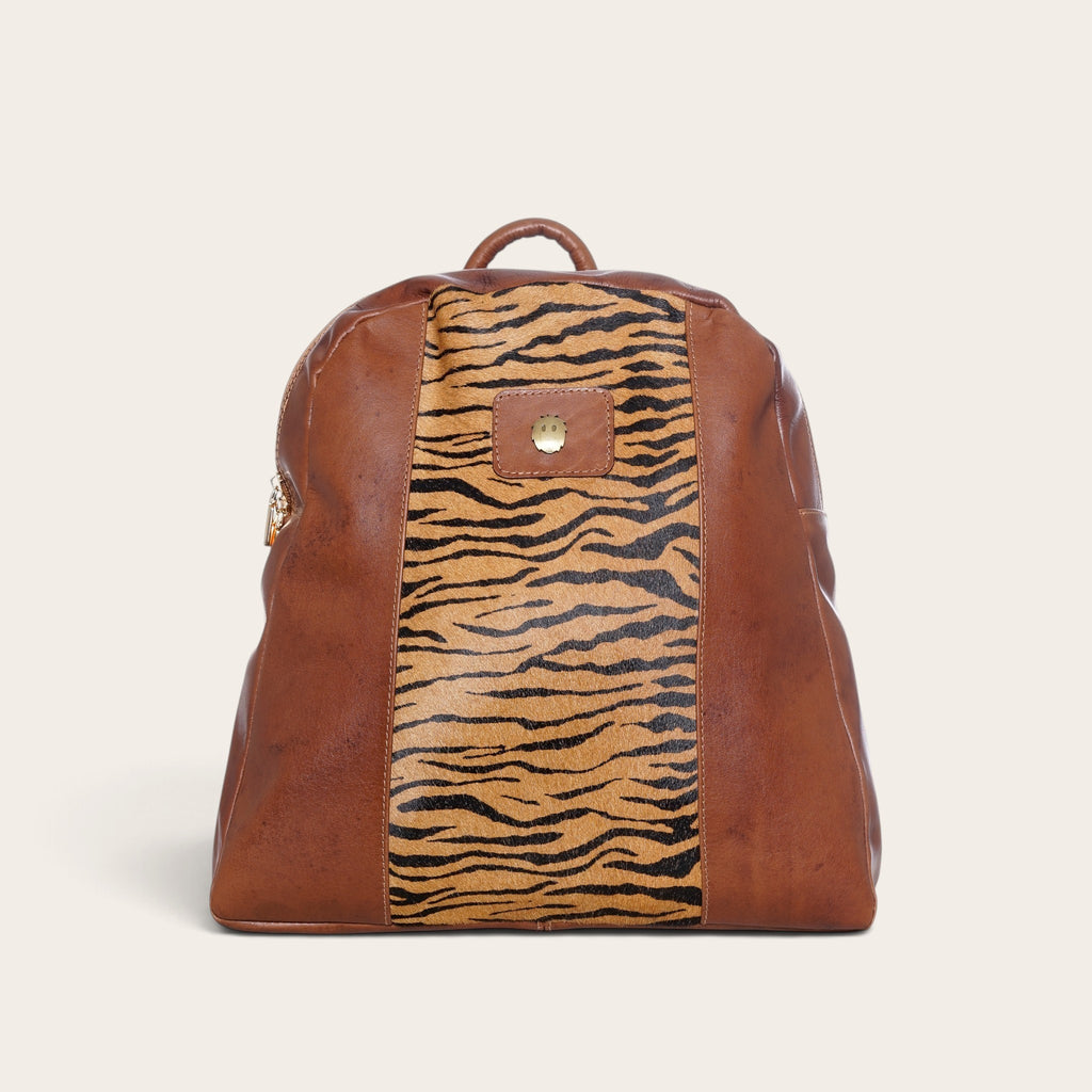 Mochila OLKI Carahue de cuero castaño con panel central estampado animal print y detalle de logo metálico frontal