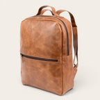 Mochila OLKI Toltén de cuero vacuno color habano, con compartimento para portátil y 12 litros de capacidad.
