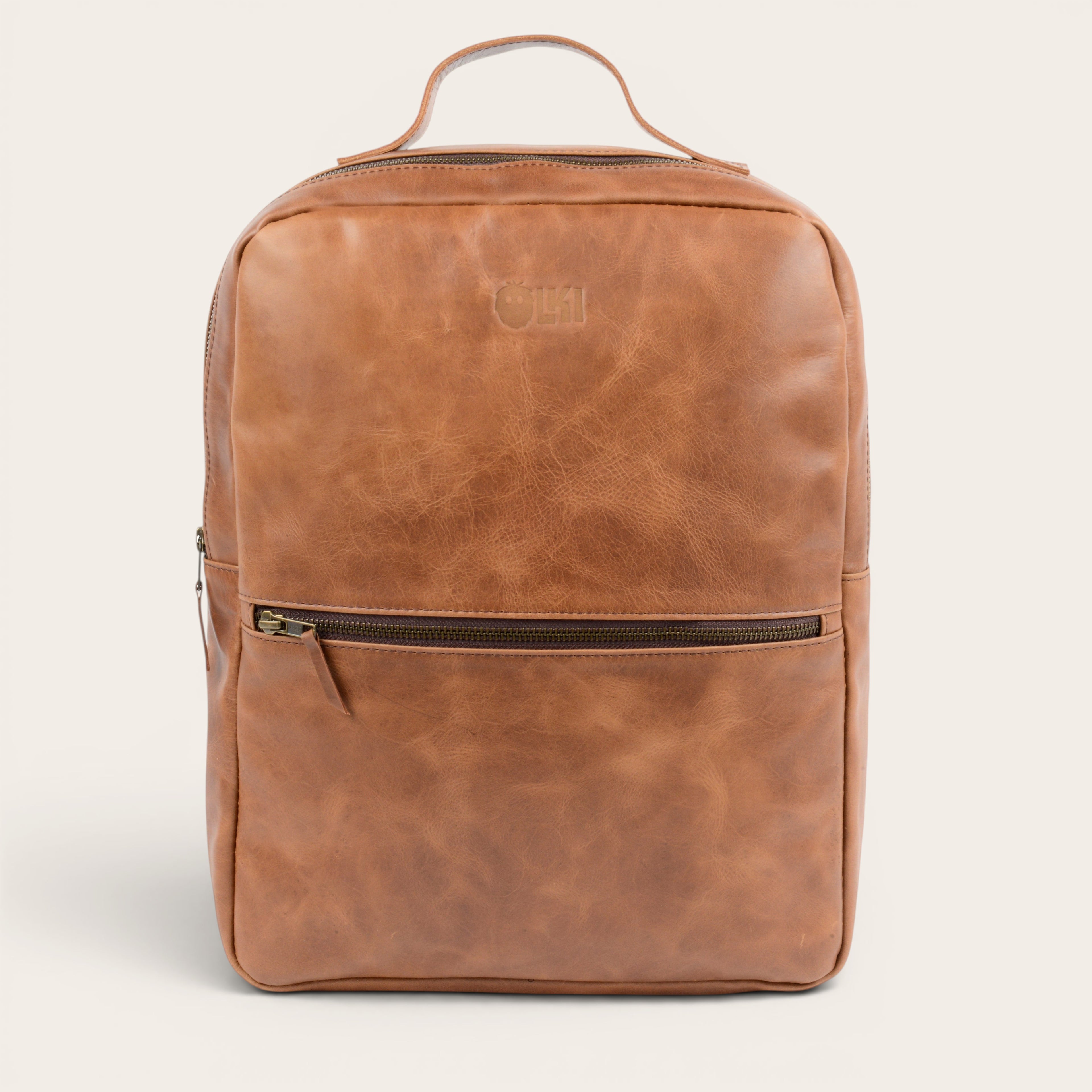Mochila OLKI Toltén de cuero habano con compartimento para portátil.