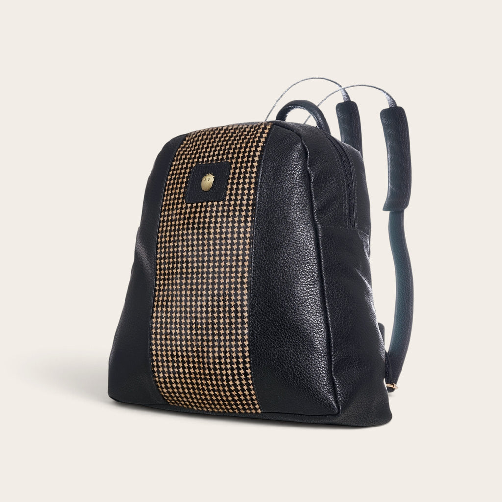 Mochila OLKI Carahue de cuero negro con panel central estampado de cuadros y detalle metálico frontal