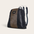 Mochila OLKI Carahue de cuero negro con panel central estampado de cuadros y detalle metálico frontal
