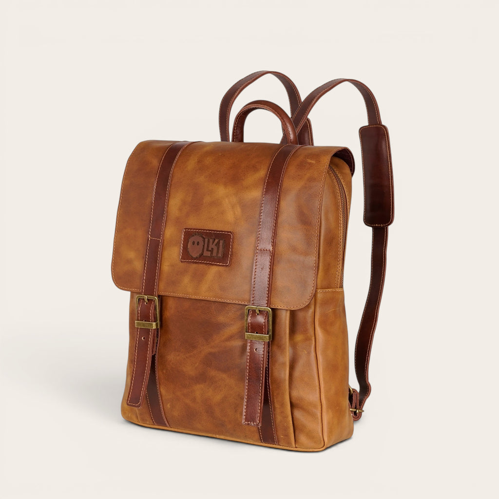 Mochila OLKI Trancura de cuero marrón, hebillas y correas ajustables. Ideal para uso diario.