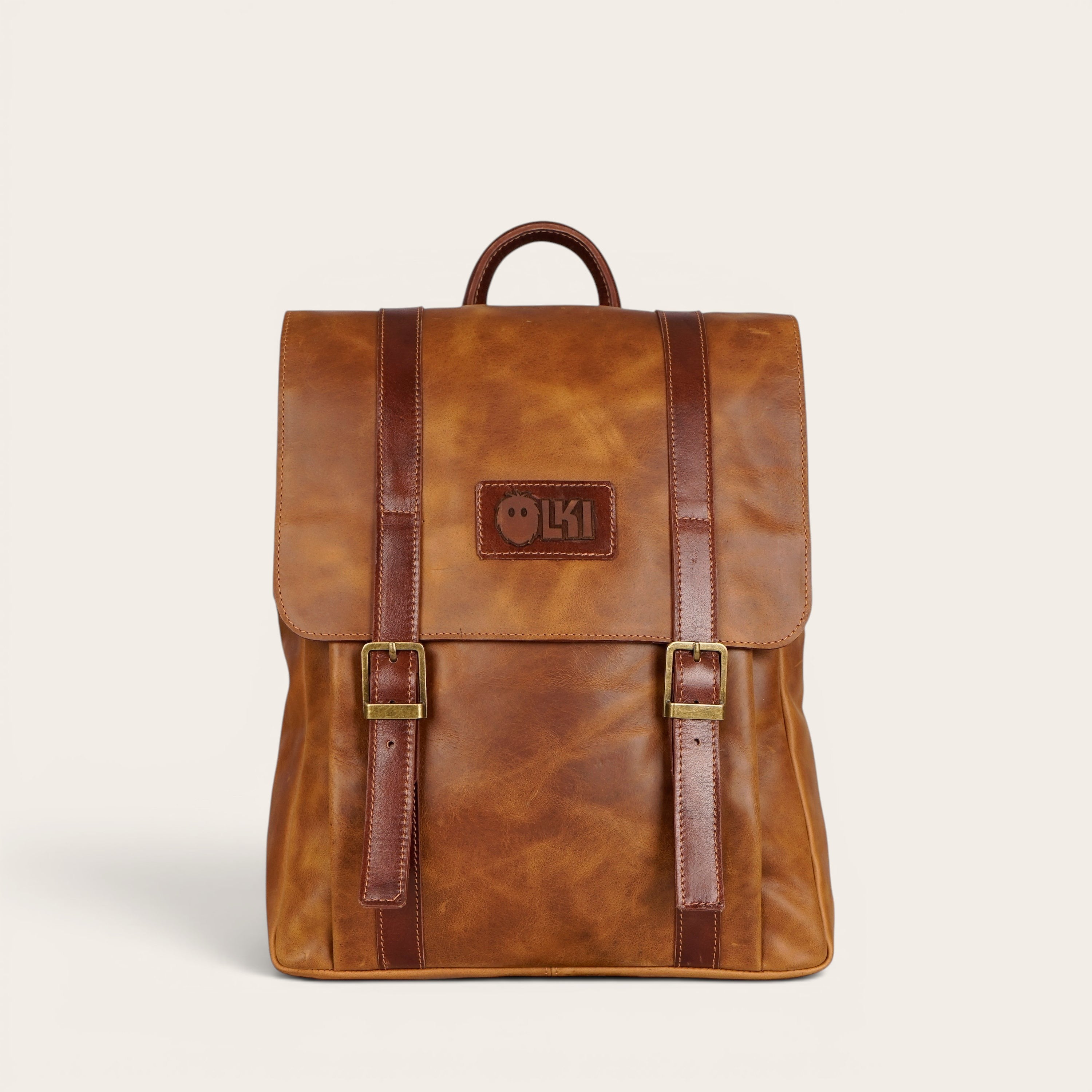 Mochila Trancura Caramel de cuero natural de vacuno de OLKI con hebillas envejecidas y logo grabado.