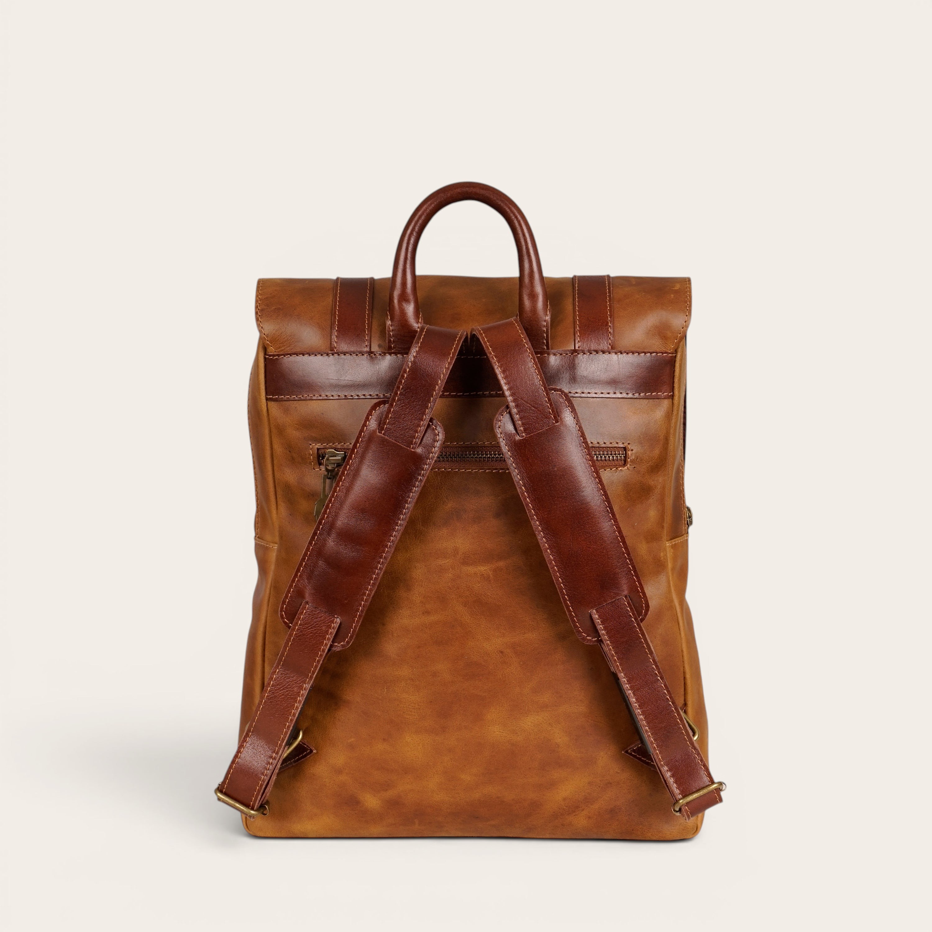 Mochila Trancura Caramel de cuero para uso diario, con correas ajustables y bolsillo con cremallera. Diseño atemporal.