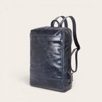 Mochila OLKI Imperial azul marino de cuero natural con compartimento acolchado para portátil y 15 litros de capacidad.