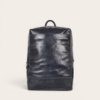 Mochila OLKI Imperial azul marino de cuero natural, con compartimento acolchado para portátil y 15 litros de capacidad.