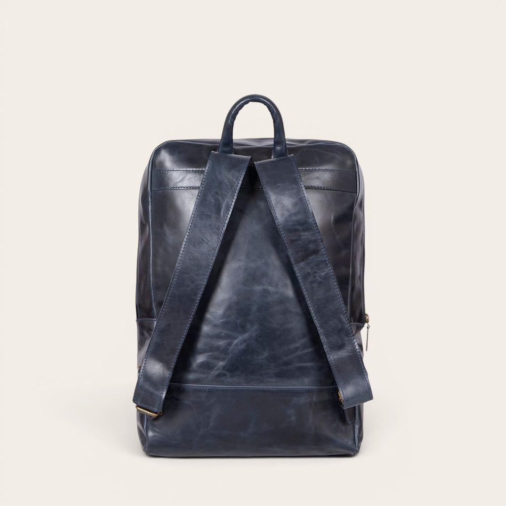 Mochila OLKI Imperial azul de cuero natural con compartimento para portátil y 15 litros de capacidad.