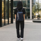 Mochila OLKI Imperial azul marino de cuero natural, con compartimento para portátil y 15 litros de capacidad.