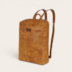 Mochila OLKI Imperial Caramel de cuero, diseño rectangular con tirantes ajustables y compartimento espacioso.
