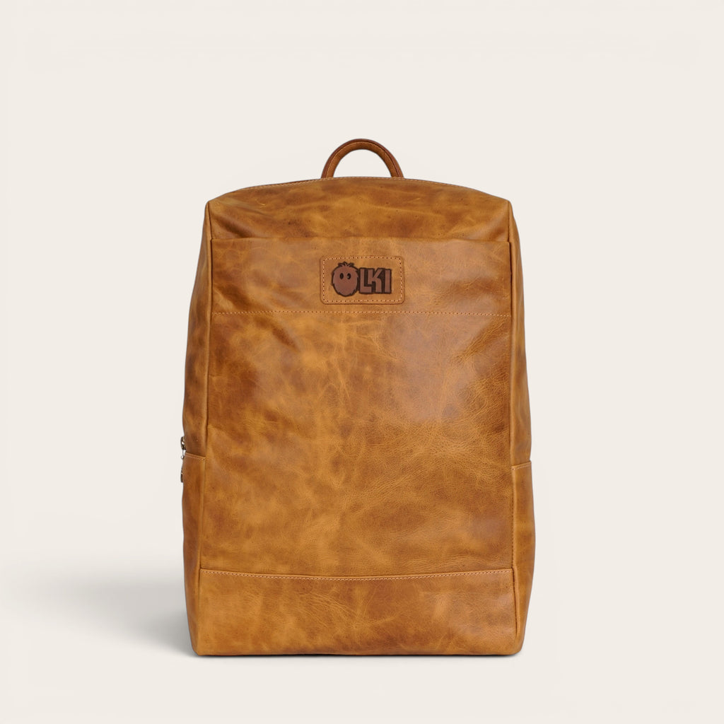 Mochila OLKI Imperial Caramel de cuero con compartimento principal espacioso y tirantes de cuero.