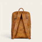 Mochila OLKI Imperial Caramel de cuero con tirantes ajustables y compartimento principal espacioso.
