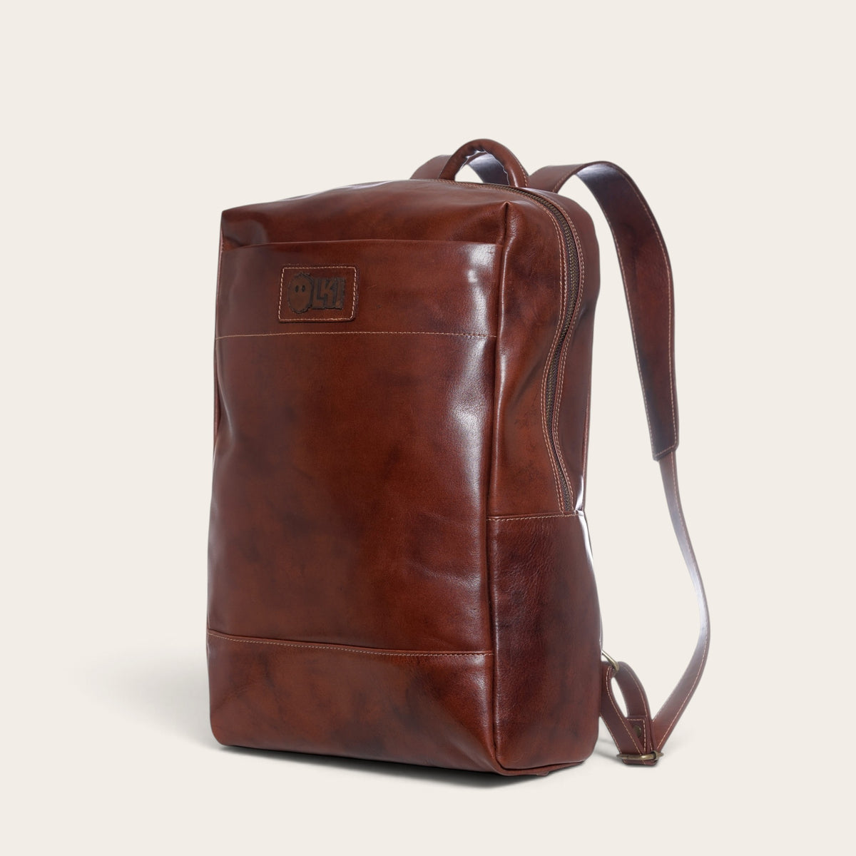 Mochila OLKI Imperial de cuero natural color castaño con diseño estructurado y compartimento para computador