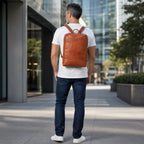 Mochila OLKI Imperial de cuero natural color coñac, con compartimento para portátil y 15 litros de capacidad.