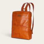 Mochila OLKI Imperial de cuero natural color coñac, con compartimento para portátil y 15 litros de capacidad.