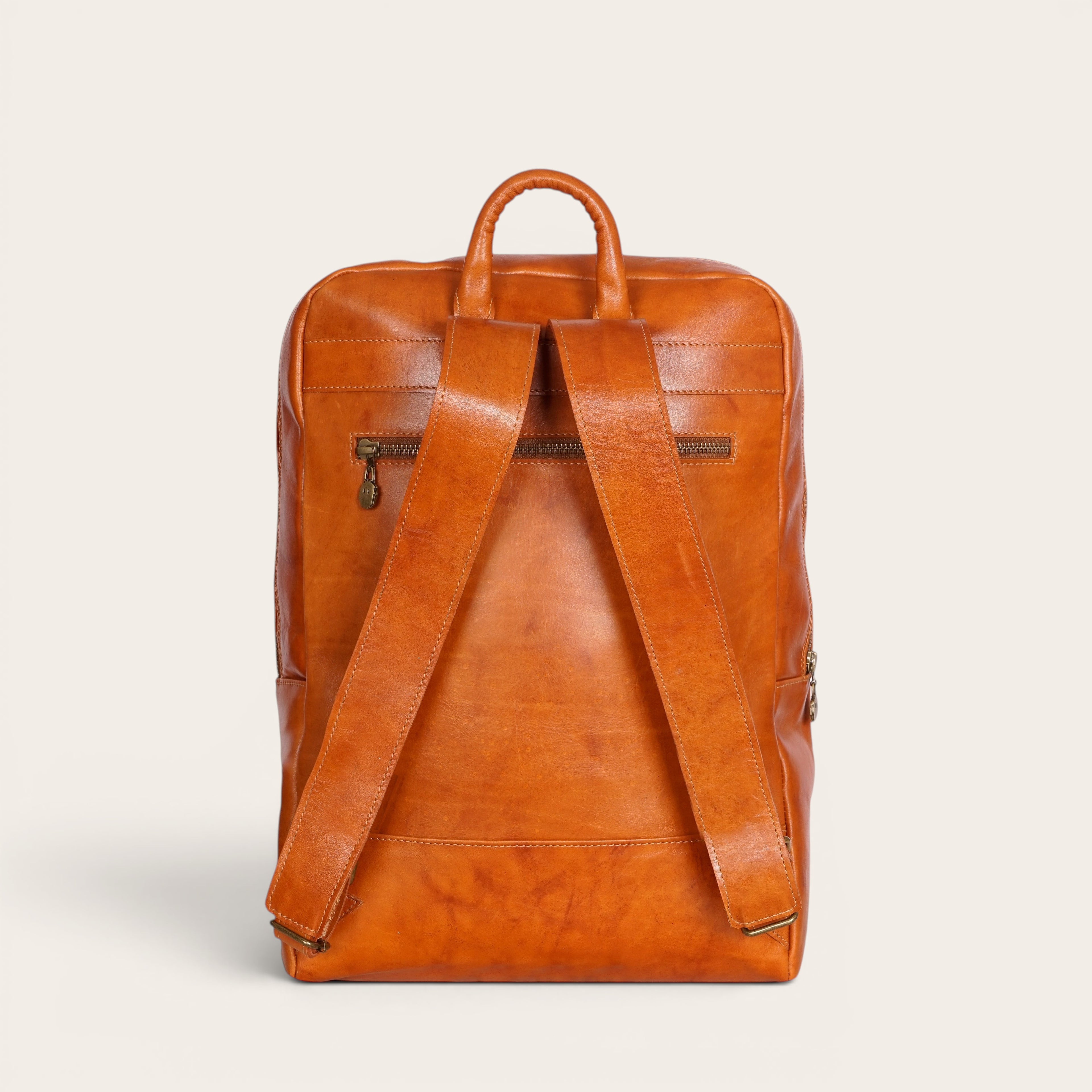 Mochila OLKI Imperial de cuero natural color coñac, con compartimento para portátil y 15 litros de capacidad.