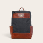 Mochila OLKI Imperial gris de mezclilla con detalles en cuero marrón, diseño estructurado y correas ajustables.
