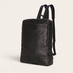 Mochila negra de cuero natural OLKI Imperial, con compartimento para portátil y capacidad de 15 litros.