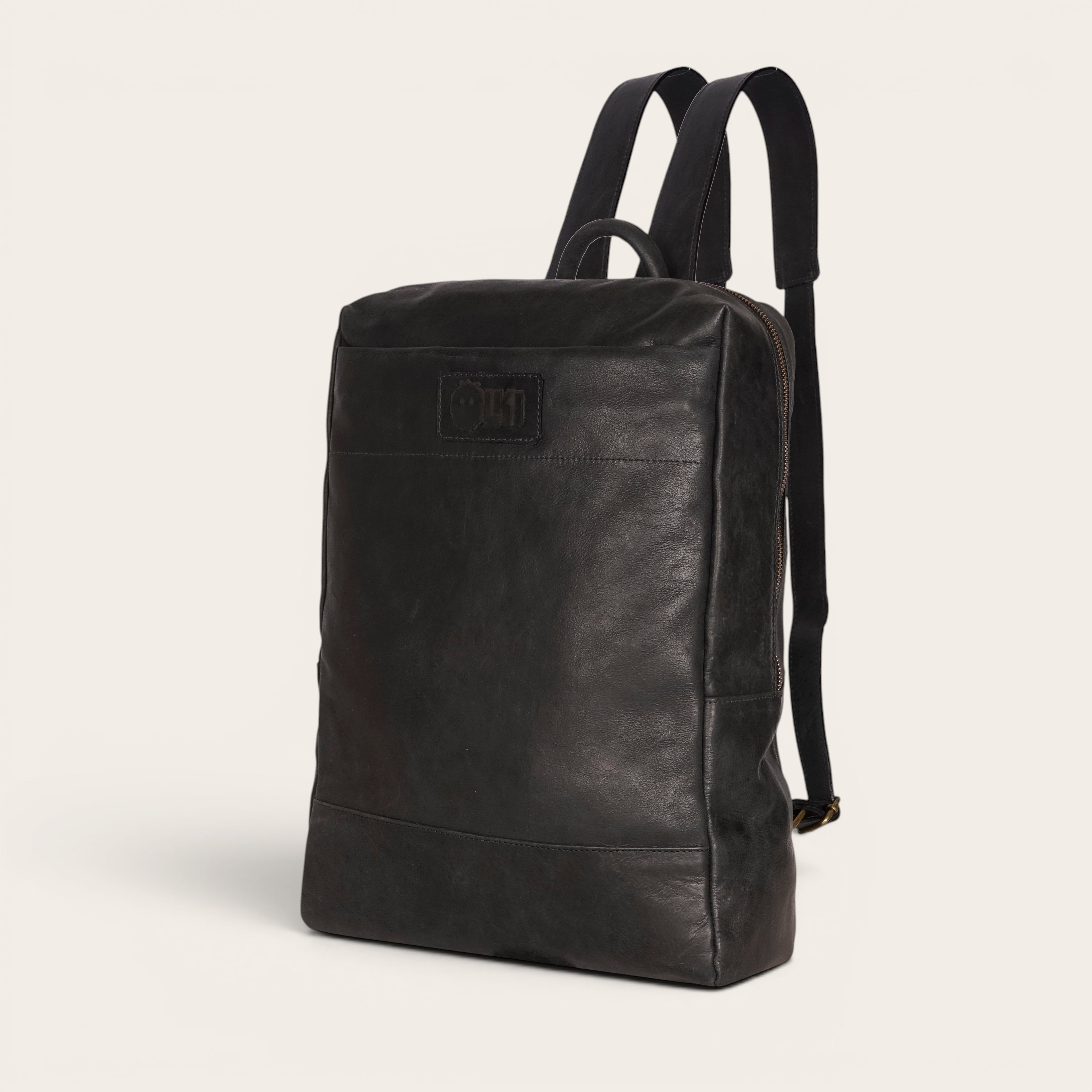 Mochila negra de cuero natural OLKI Imperial, con compartimento para portátil y capacidad de 15 litros.
