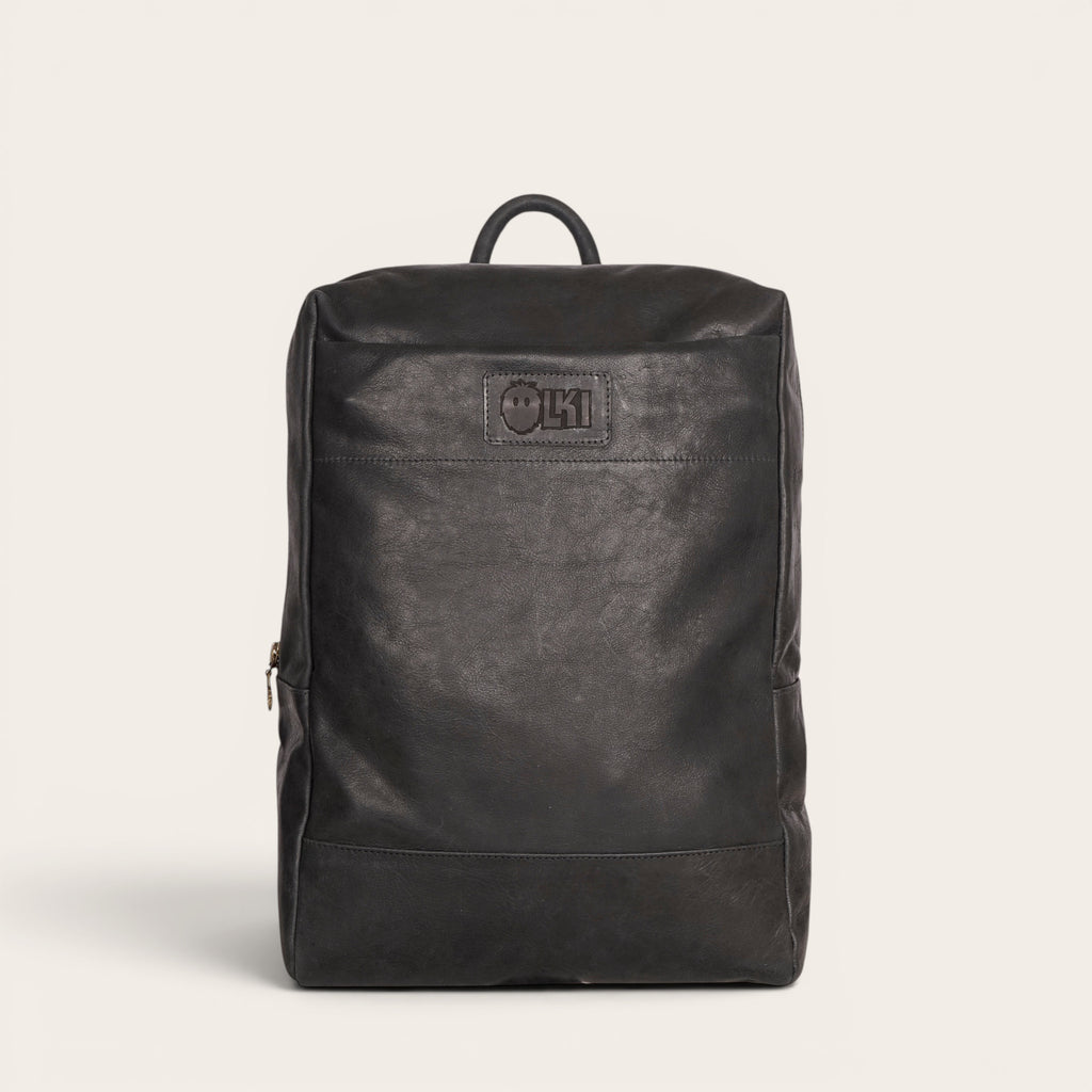 Mochila negra de cuero de vacuno OLKI Imperial, con compartimento para portátil y 15 litros de capacidad.