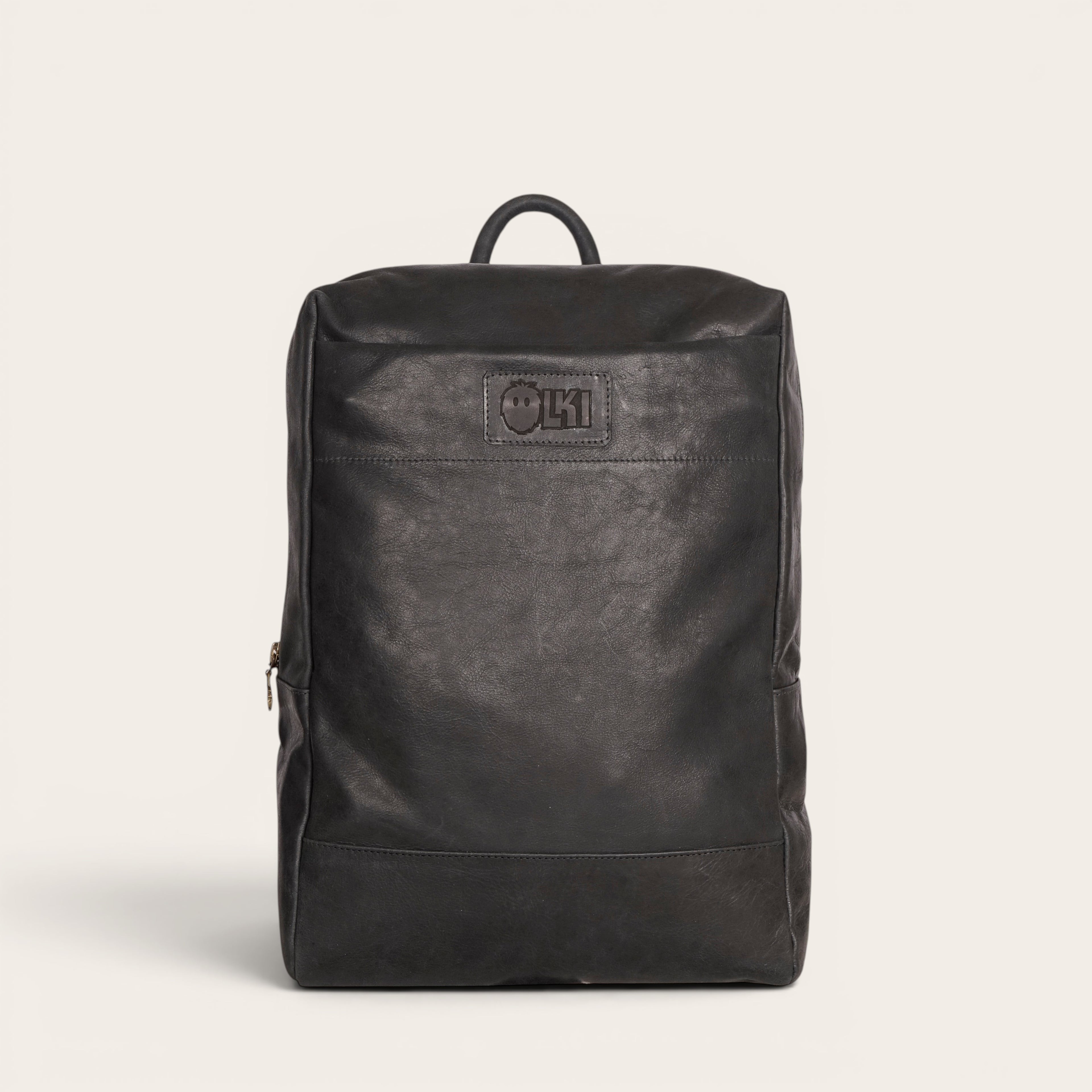 Mochila negra de cuero de vacuno OLKI Imperial, con compartimento para portátil y 15 litros de capacidad.