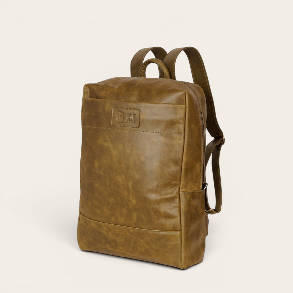 Mochila OLKI Imperial de cuero marrón con compartimento para portátil y 15L de capacidad.