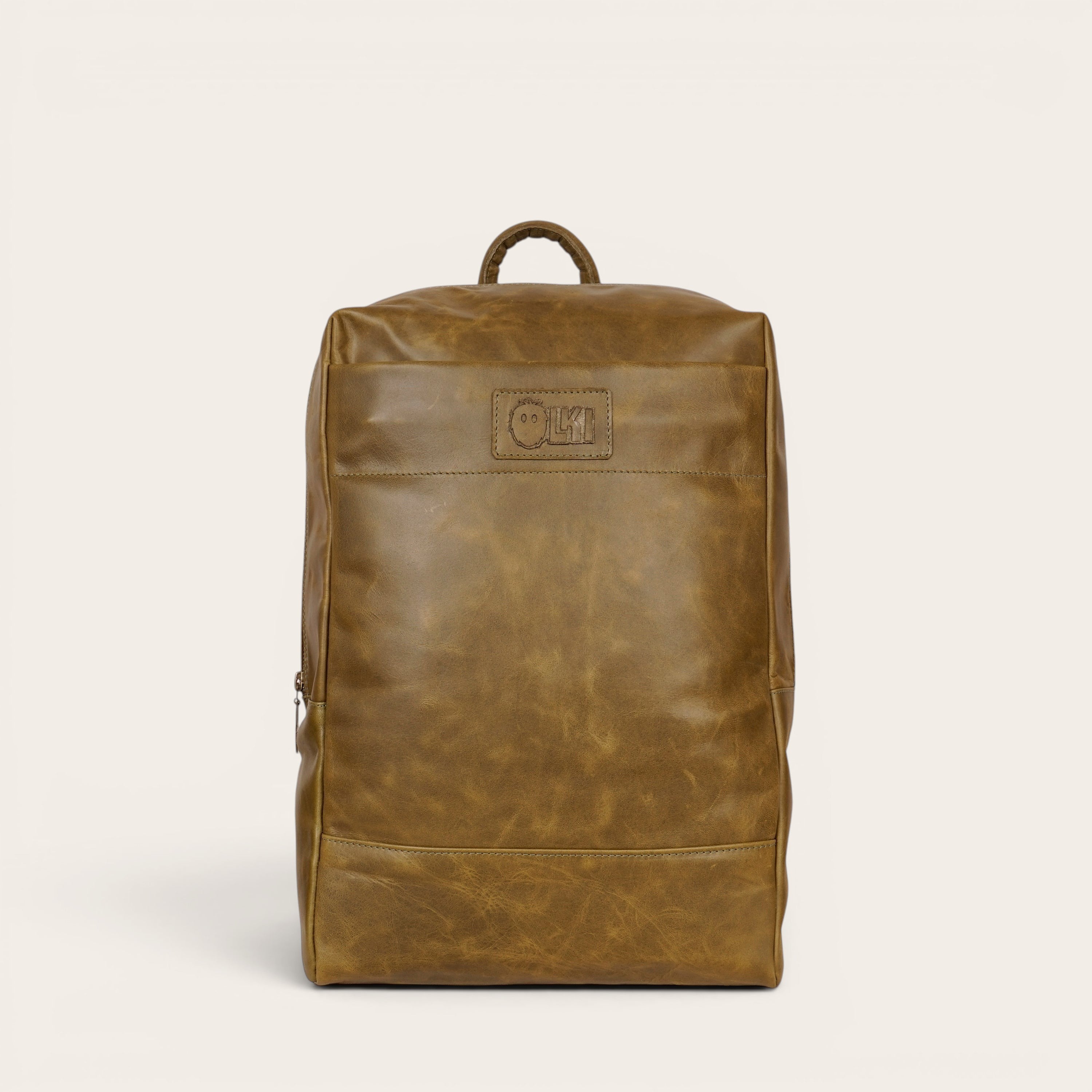 Mochila OLKI Imperial verde de cuero natural con compartimento para portátil y 15 litros de capacidad.