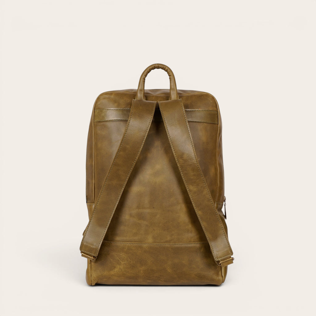Mochila OLKI Imperial verde de cuero natural, con compartimento acolchado para portátil y 15 litros de capacidad.