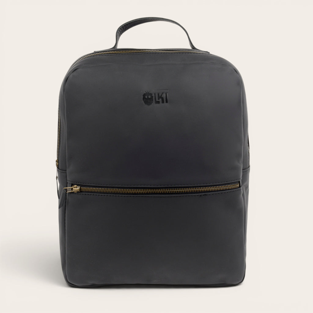 Mochila negra de cuero de vacuno OLKI Toltén con compartimento acolchado para portátil y cremalleras metálicas.