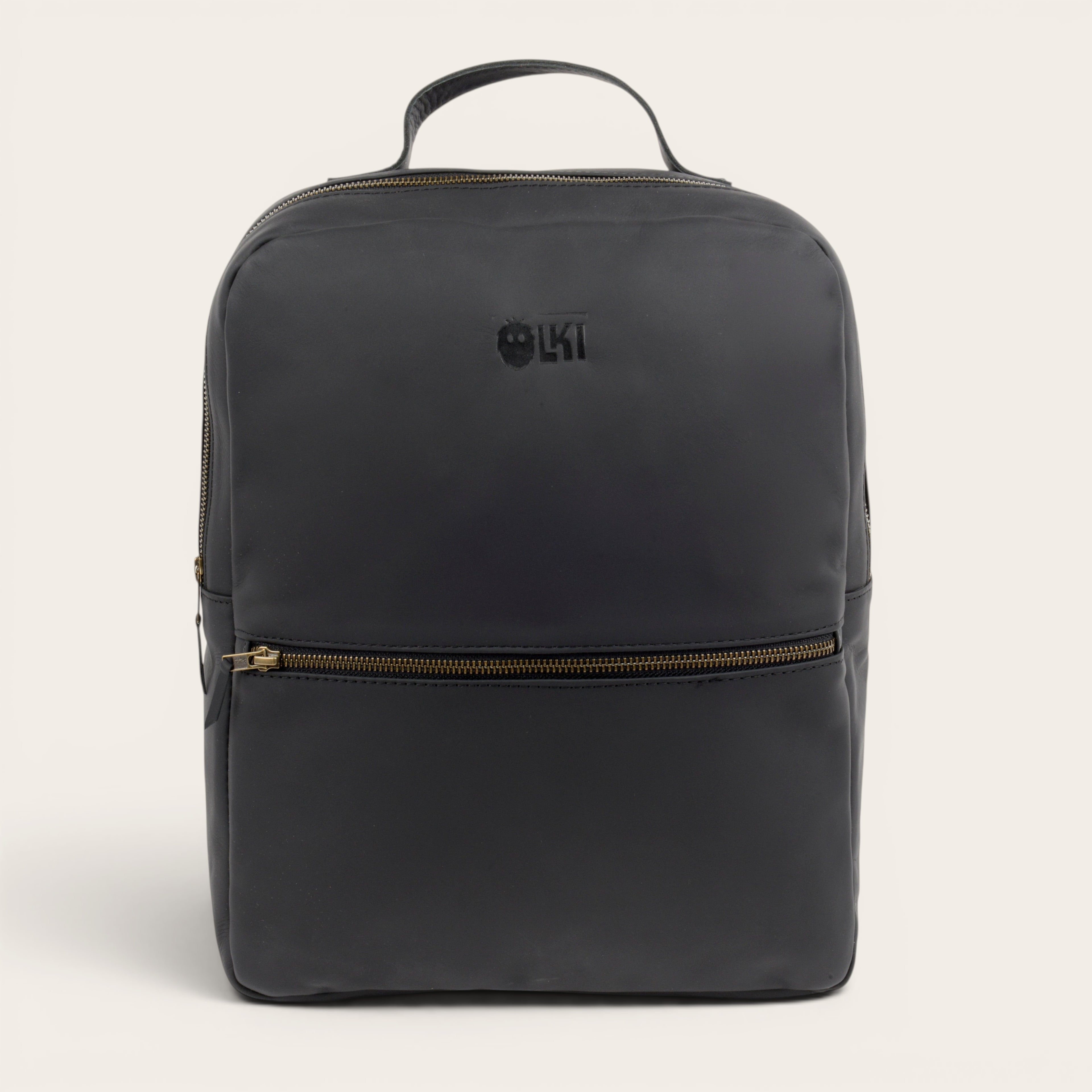 Mochila negra de cuero de vacuno OLKI Toltén con compartimento acolchado para portátil y cremalleras metálicas.