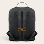 Mochila negra de cuero de vacuno OLKI Toltén con correas ajustables y compartimento para portátil. Diseño minimalista.