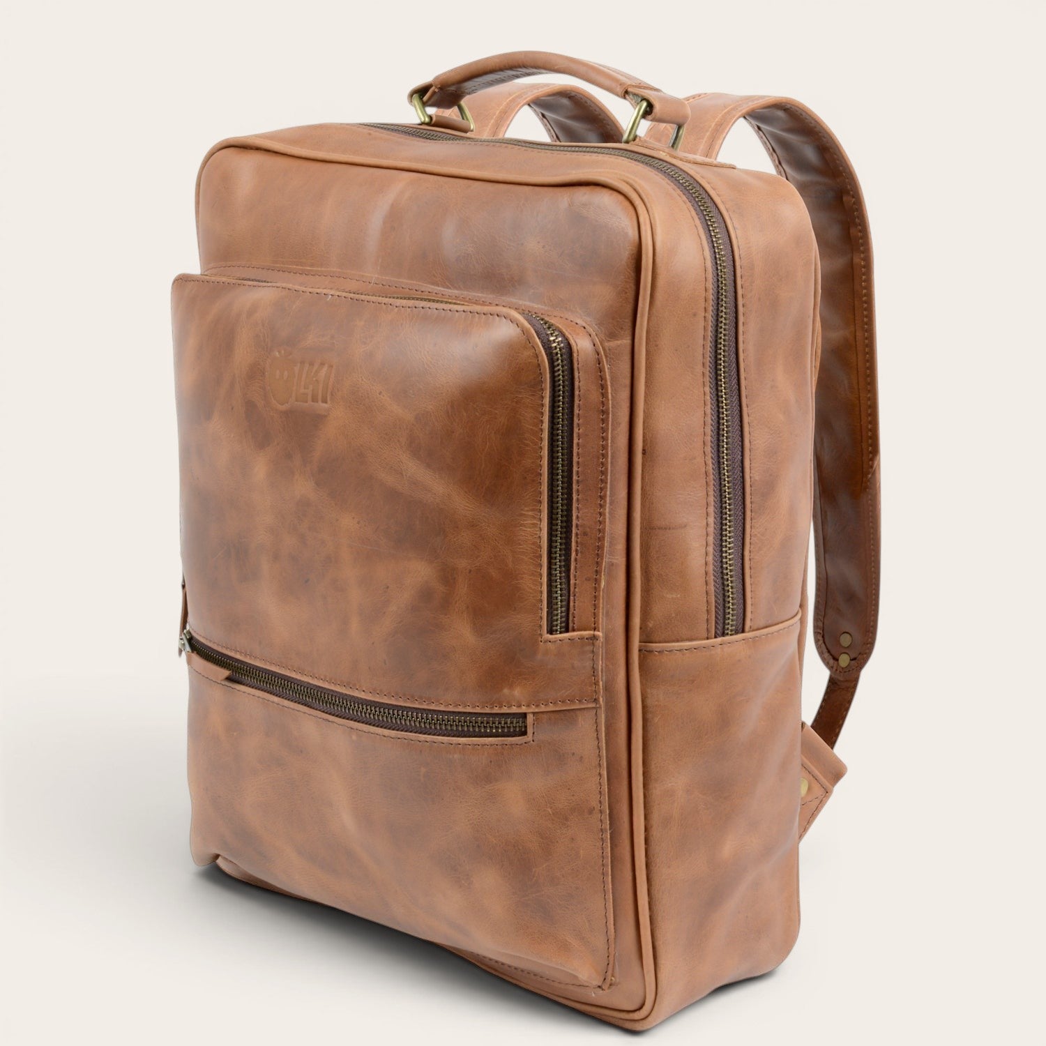 Mochila OLKI Palena de cuero marrón con compartimento para portátil y 20 litros de capacidad.