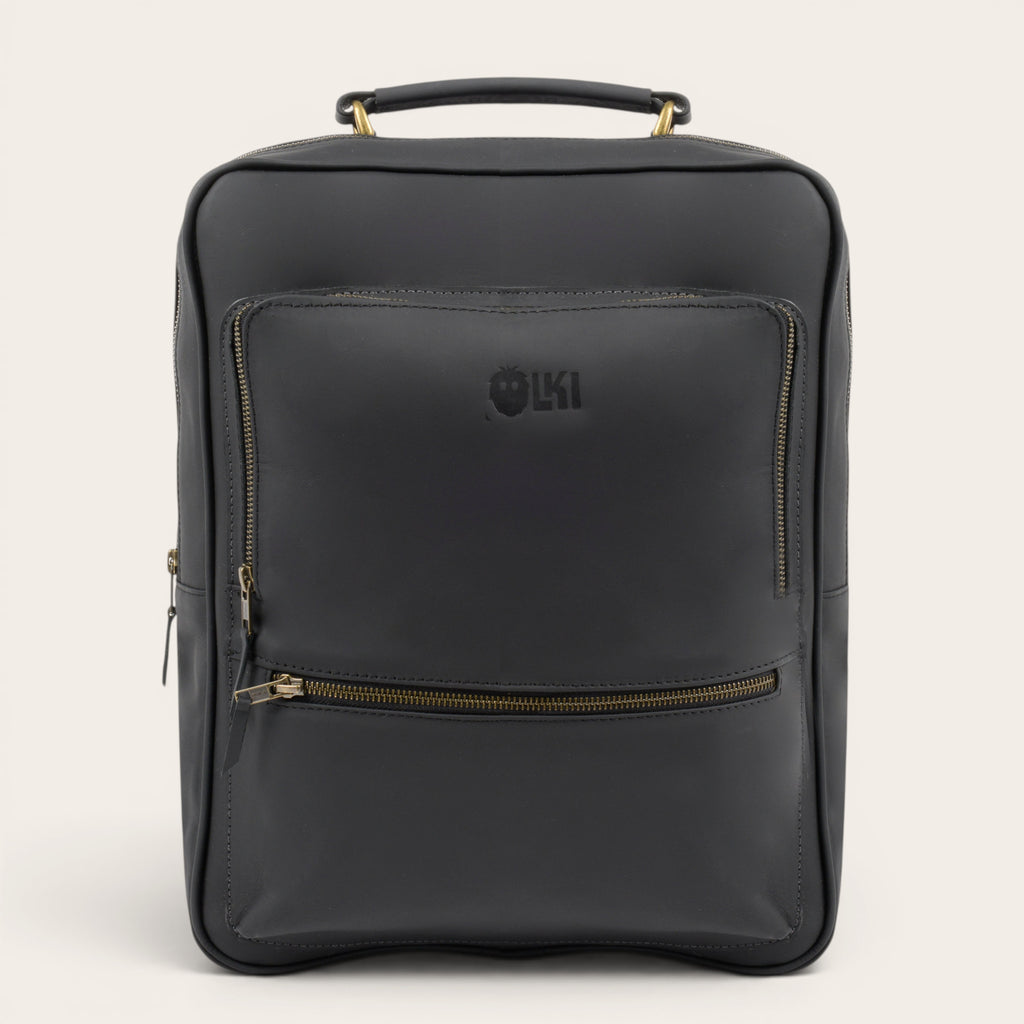 Mochila OLKI Palena negra de cuero, con compartimento para portátil y 20 litros de capacidad.