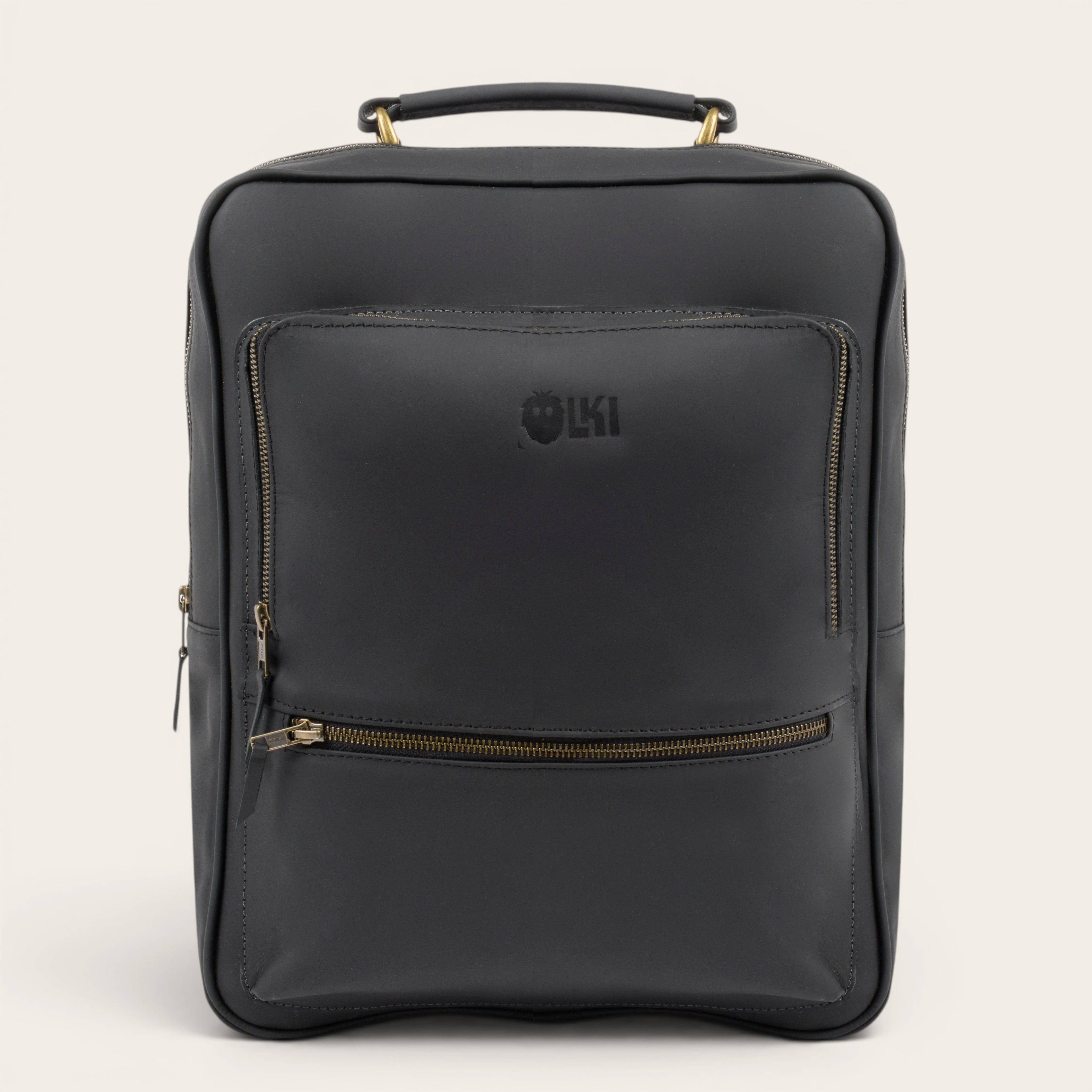 Mochila OLKI Palena negra de cuero, con compartimento para portátil y 20 litros de capacidad.