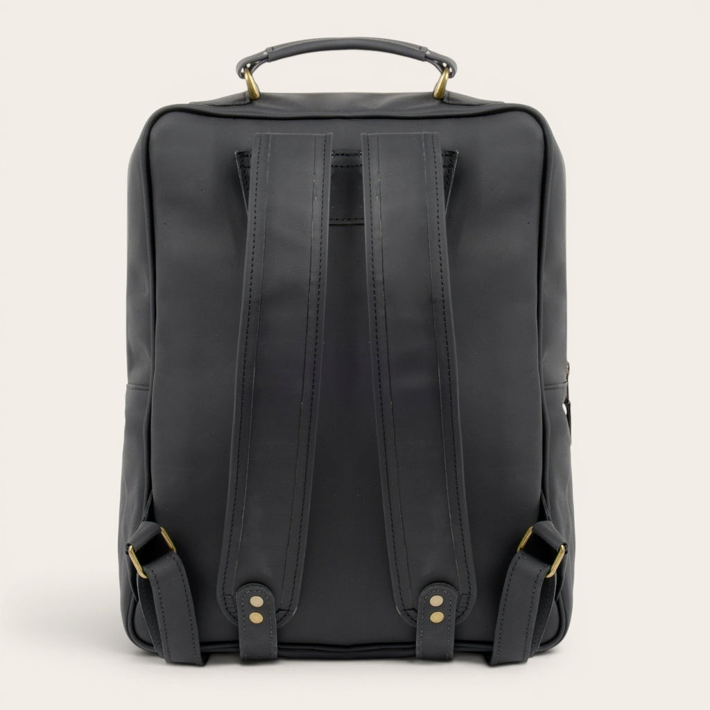 Mochila Palena Negra de cuero de vacuno de OLKI, con compartimento para portátil y 20 litros de capacidad.